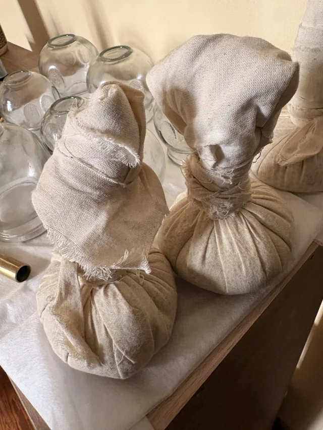 Detalle de pindas de tela utilizadas en tratamientos ayurvédicos