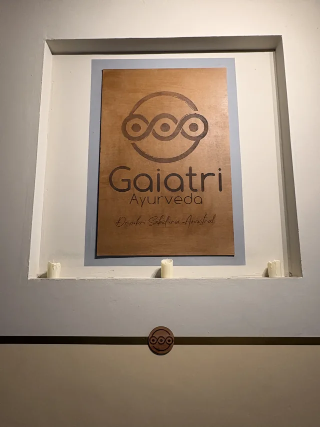 Cartel con el símbolo y nombre de Gaiatri Ayurveda