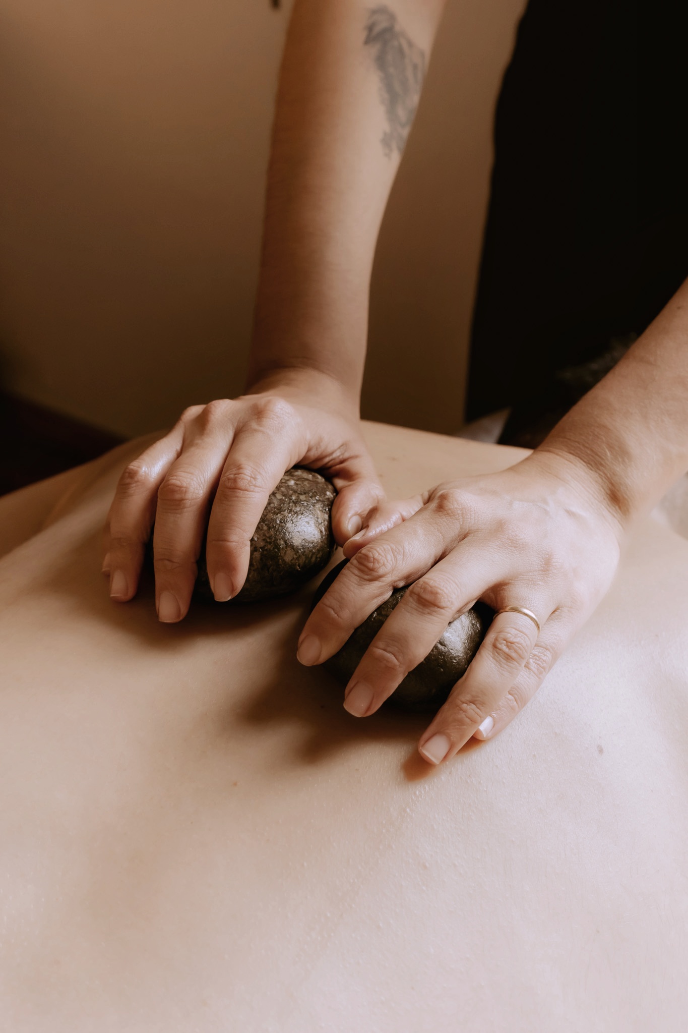Masaje con piedras calientes en Gaiatri Ayurveda